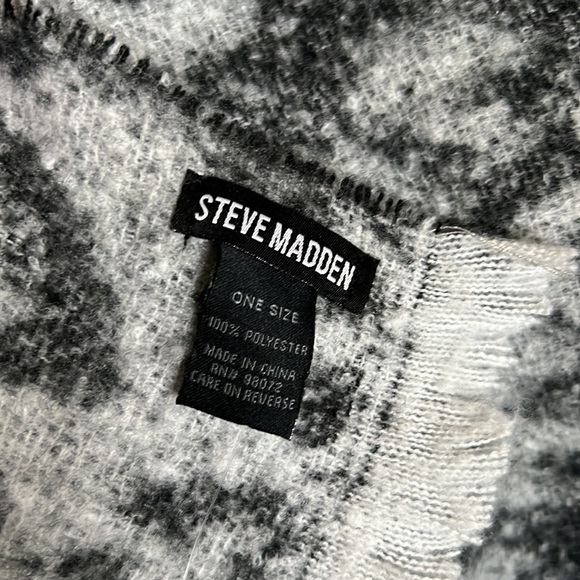 Steve Madden animal print wrap shawl - Picture 3 of 3